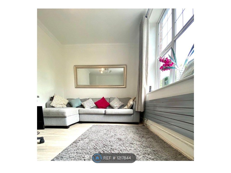 Property photo 3 of 8 Living Room / Diner