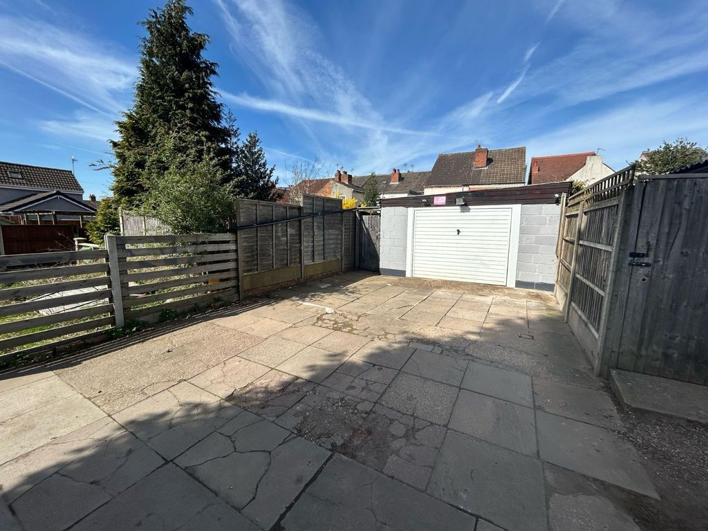Property photo 1 of 18 Garage/Drive
