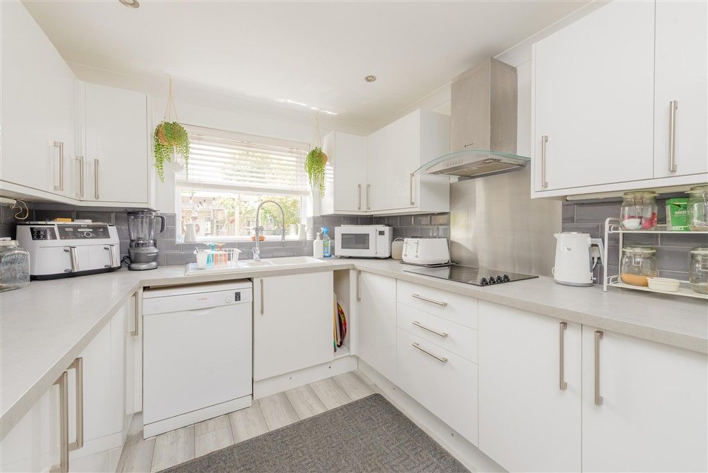 Property photo 3 of 11 Kitchen