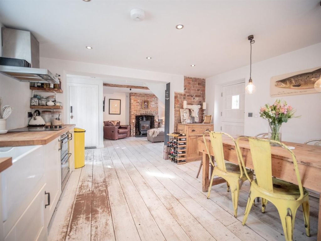 Property photo 3 of 16 Kitchen (Fileminimizer).Jpg