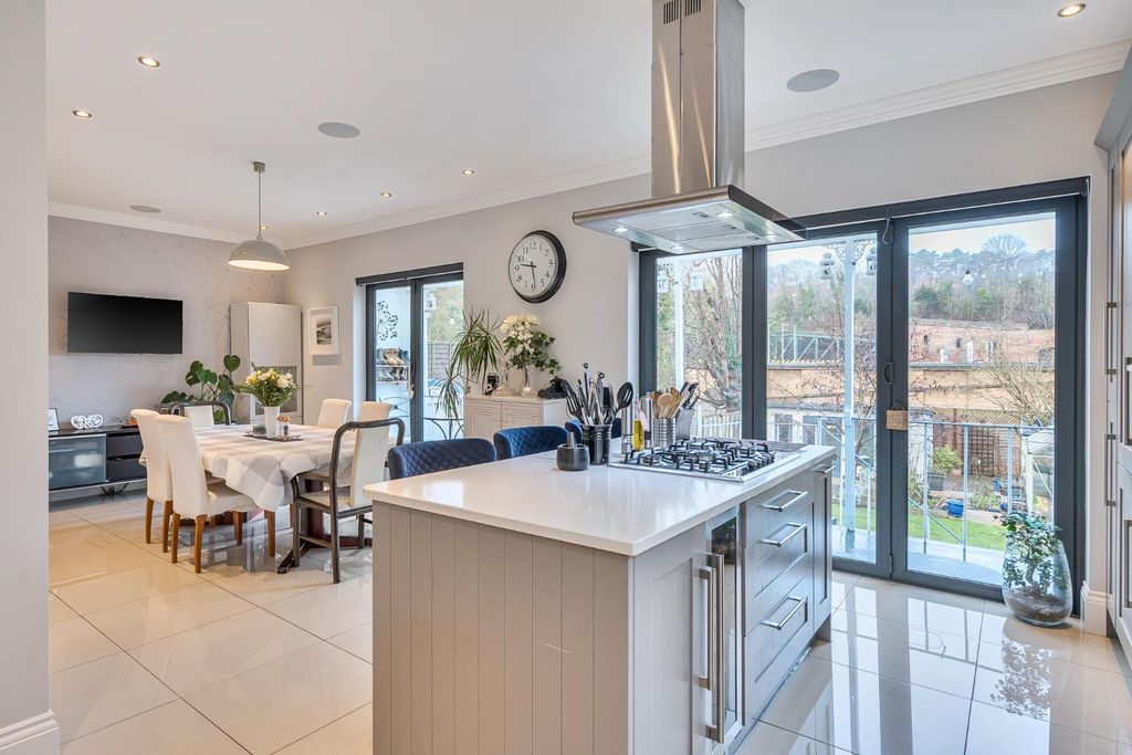 Property photo 2 of 22 Reddown Road