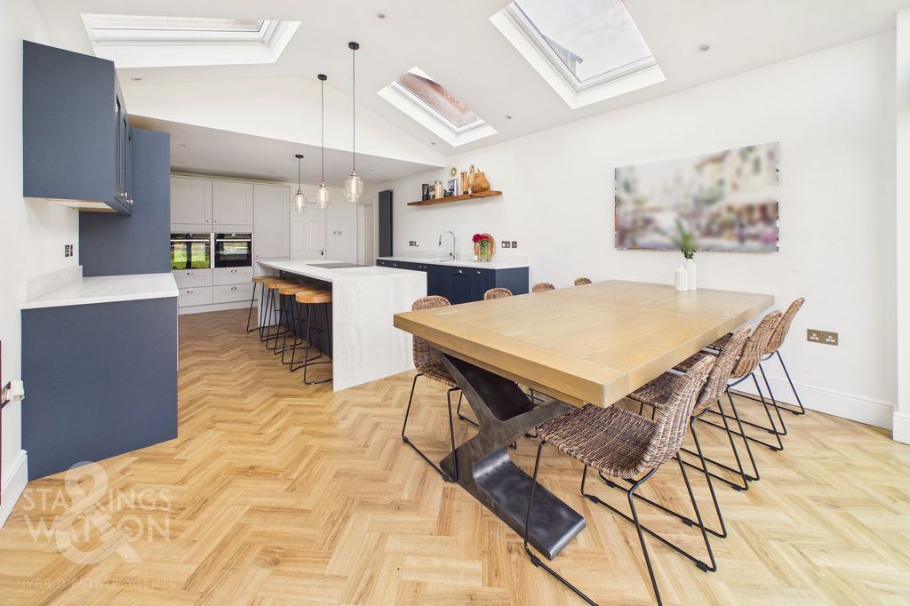 Property photo 1 of 32