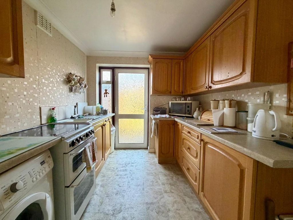 Property photo 3 of 8 Kitchen