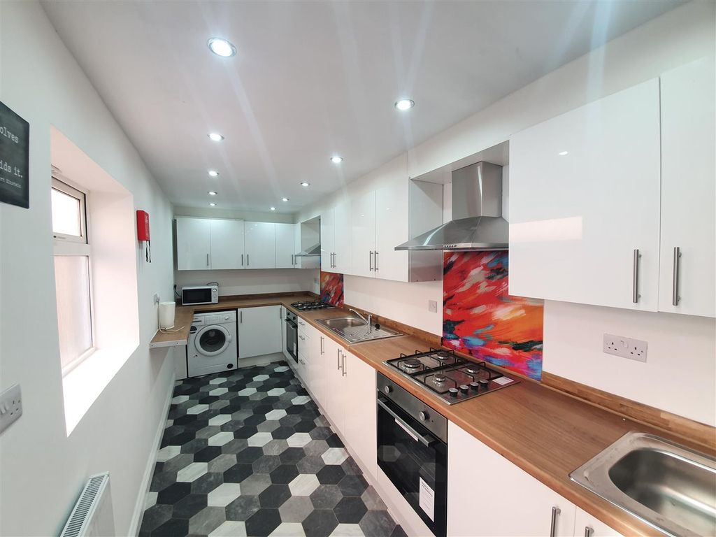 Property photo 1 of 10 Kitchen
