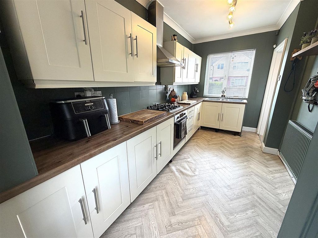 Property photo 3 of 15 Kitchen