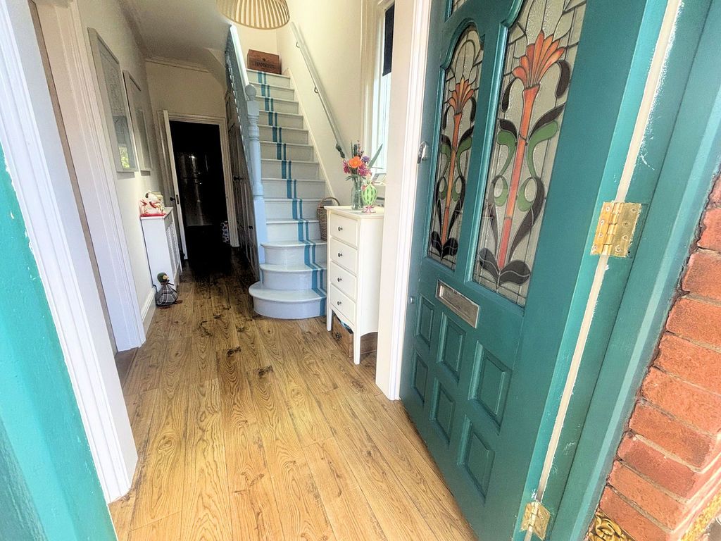 Property photo 3 of 25 Entrance Hall