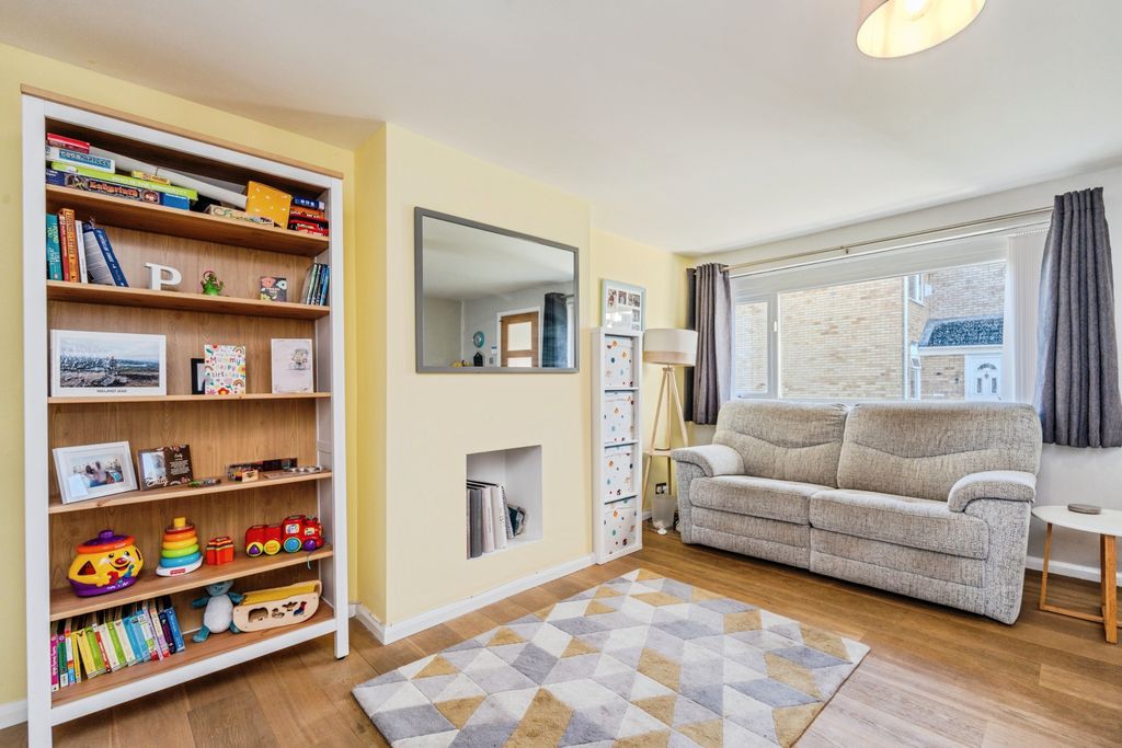 Property photo 3 of 17 Lounge