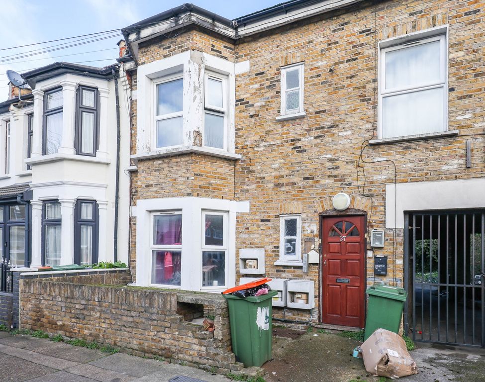 Property photo 1 of 19 2-Bedroom Ground Floor Apartment With Private Garden | Manor Park