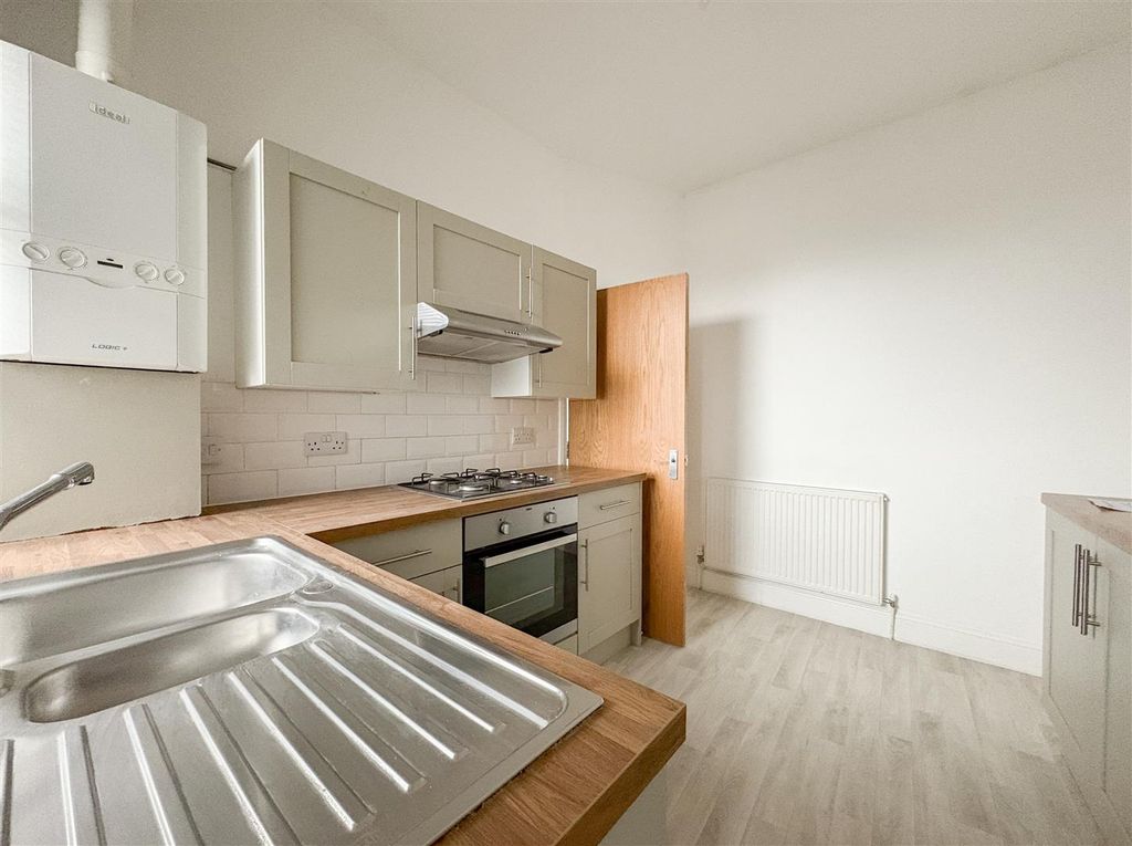 Property photo 3 of 18 Kitchen