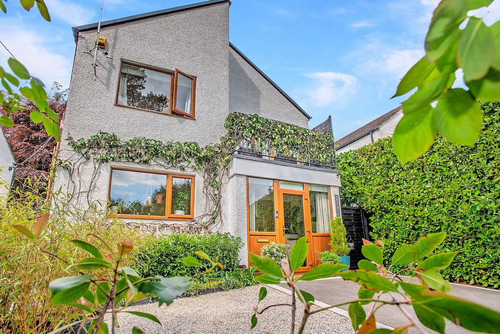 Property photo 1 of 32