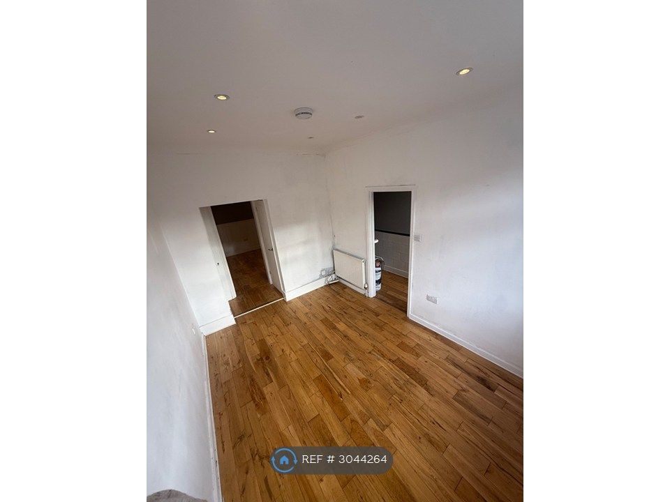 Property photo 3 of 19 Living Room