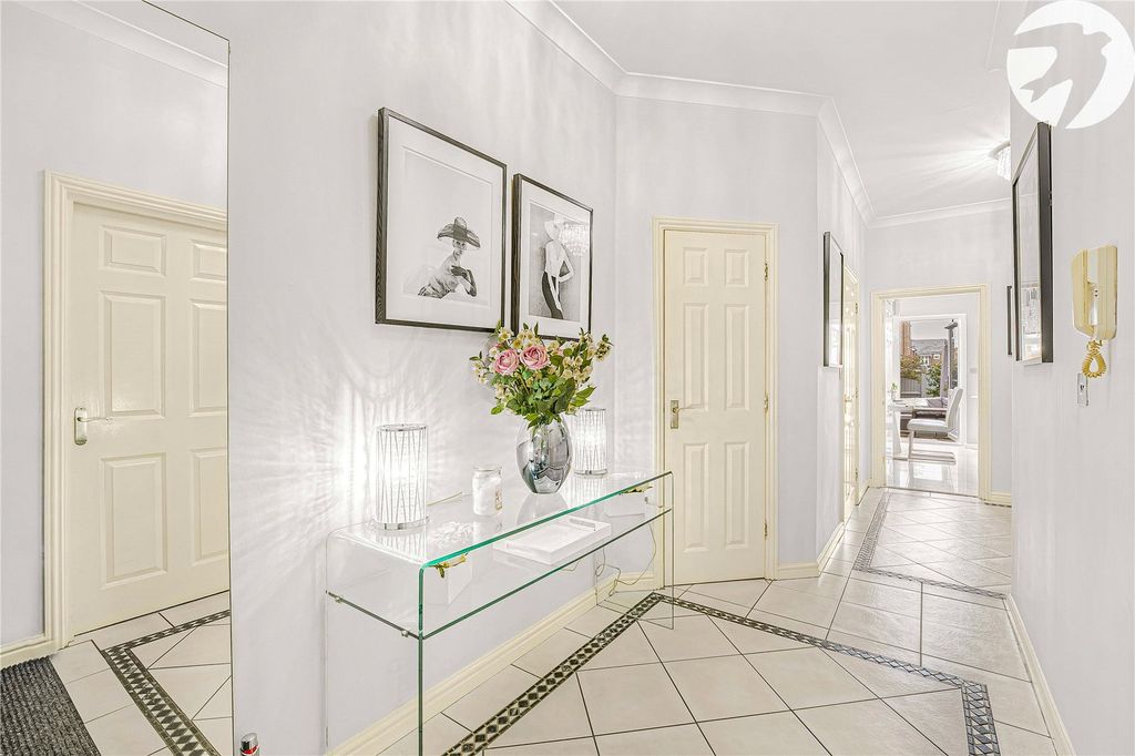 Property photo 3 of 37 Entrance Hall