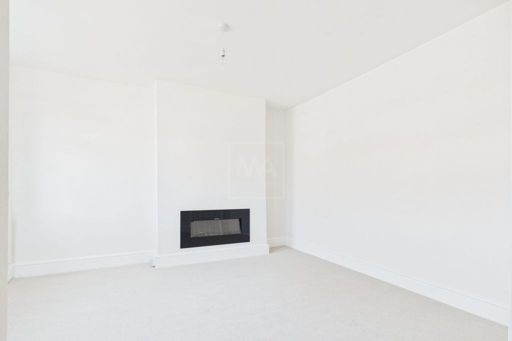 Property photo 2 of 16 Lounge