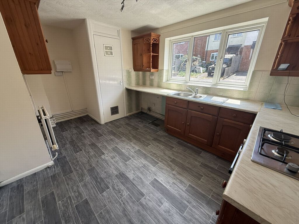 Property photo 2 of 8 Kitchen