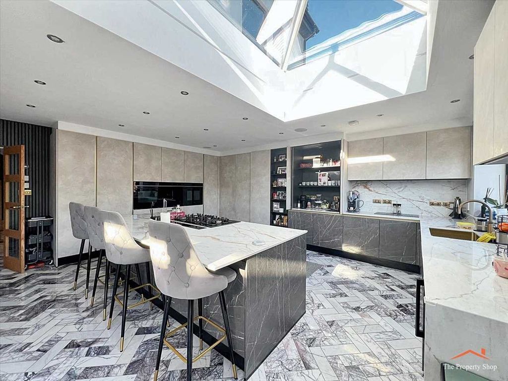 Property photo 3 of 27