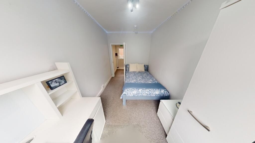 Property photo 1 of 11 A Neat And Bright Single Bedroom Featuring A Simpl...