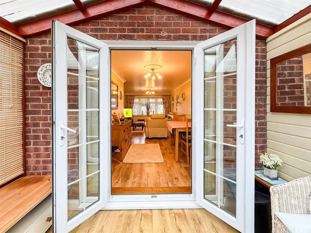 Property photo 3 of 21 Conservatory