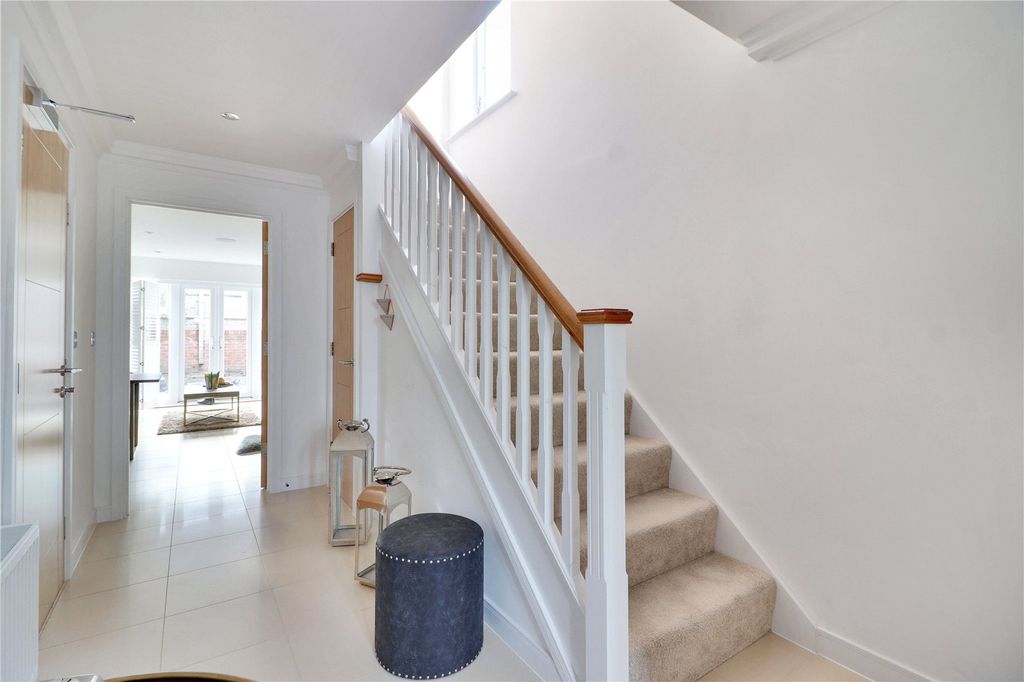 Property photo 2 of 9 Entrance Hall