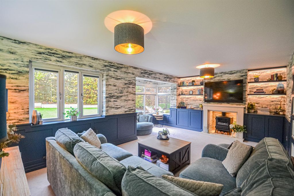 Property photo 2 of 30 Lounge