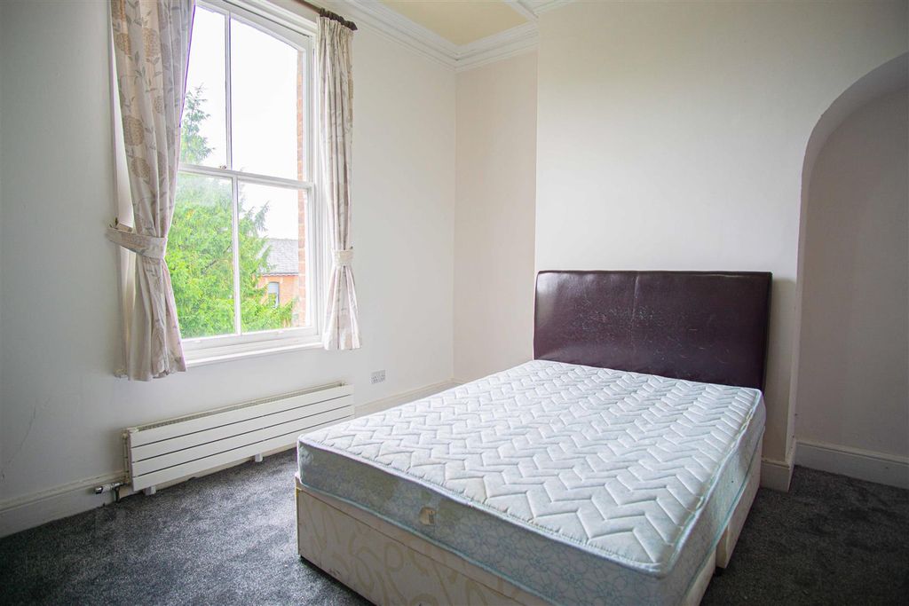 Property photo 3 of 7 Bedroom 1