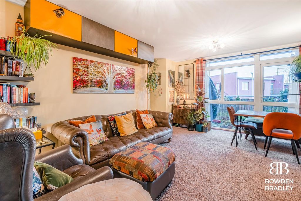 Property photo 1 of 11 Living Room