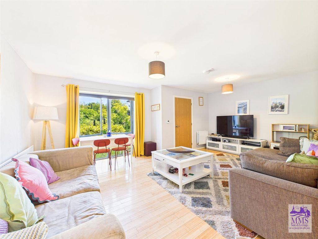 Property photo 1 of 28 Cam04098G0-Pr0068-Still010.Jpg