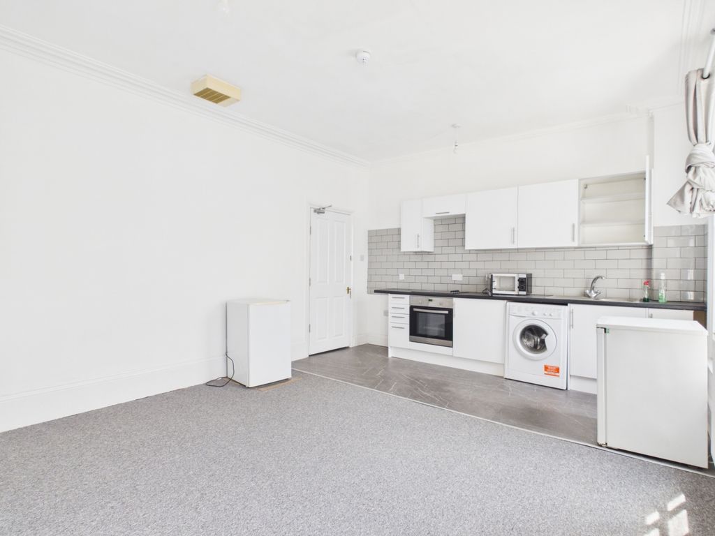 Property photo 3 of 10 Cam01740G0-Pr0572-Still004