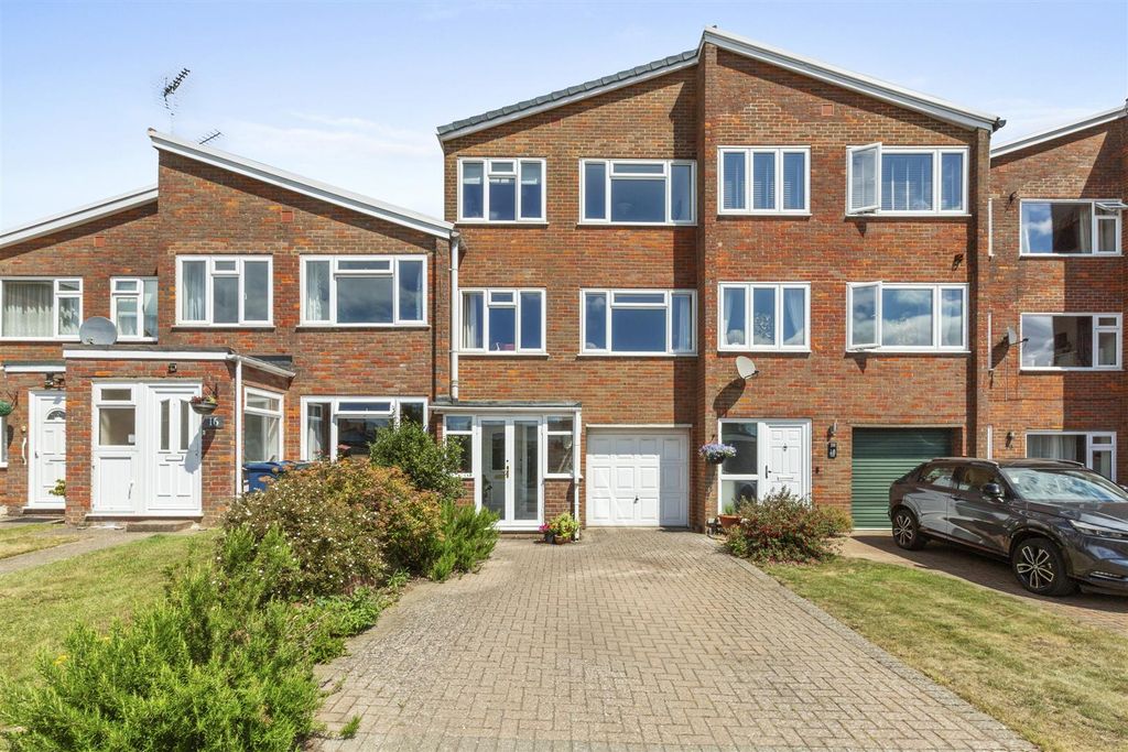 Property photo 1 of 16 Peters Close-11.Jpg