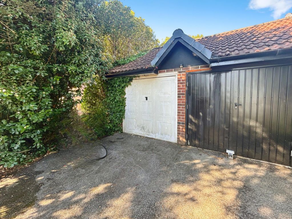 Property photo 3 of 15 Garage