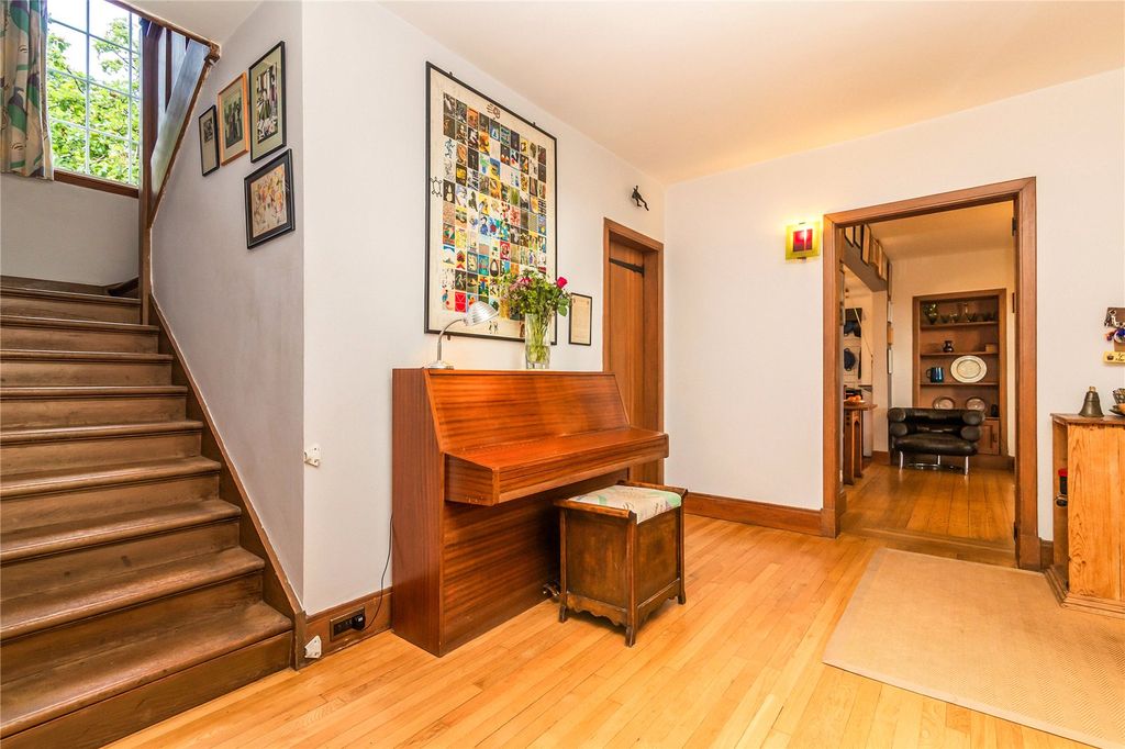 Property photo 3 of 32 Entrance