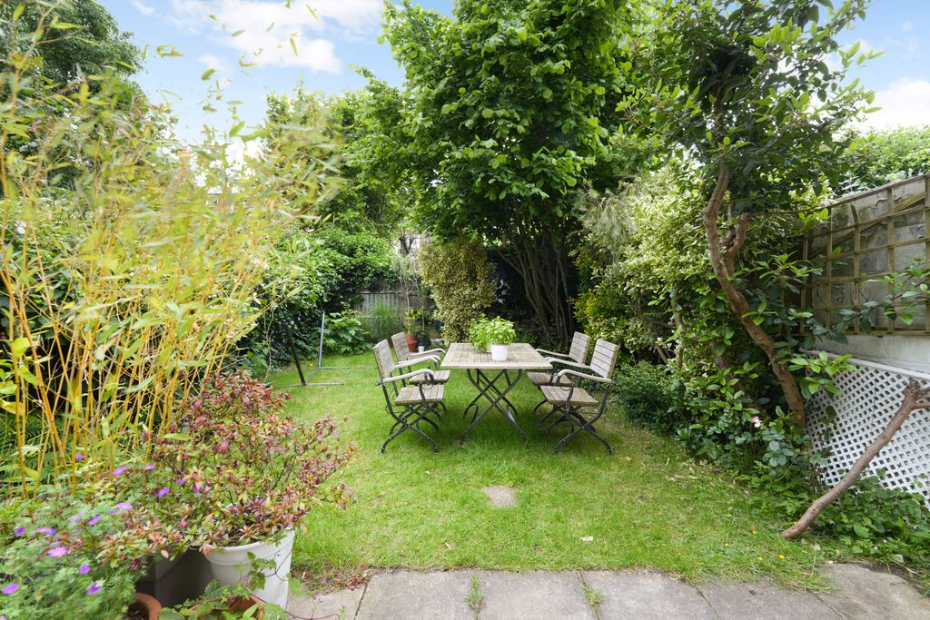 Property photo 3 of 14 72637_45 Wavendon Av
