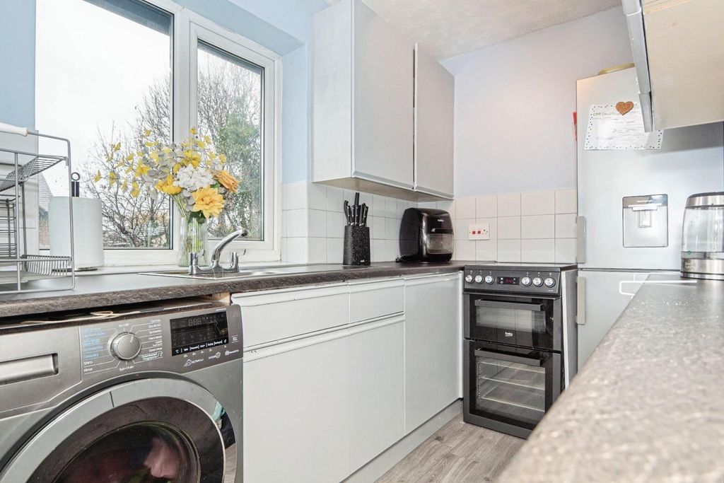 Property photo 3 of 17 Kitchen