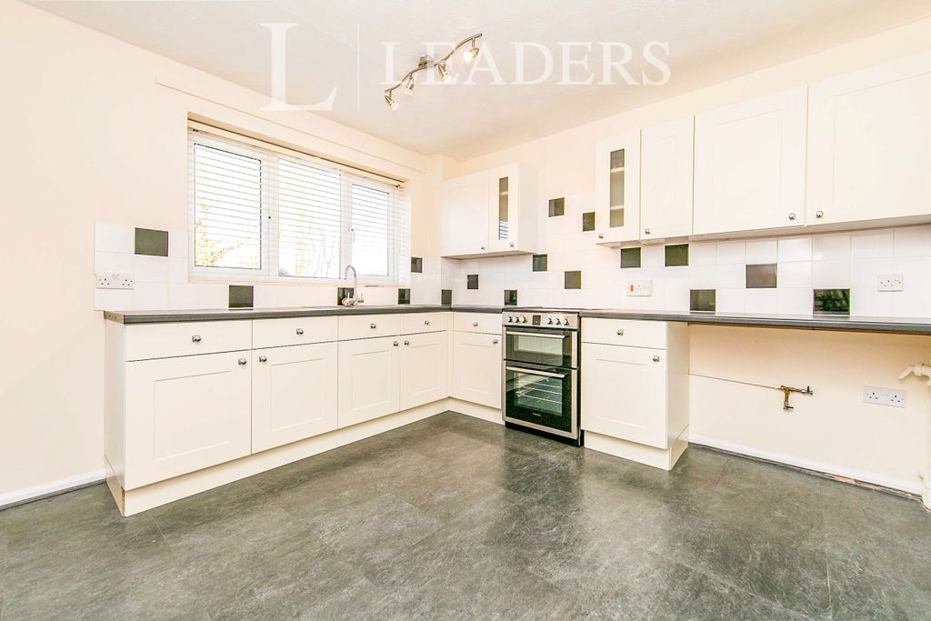Property photo 2 of 10 Kitchen