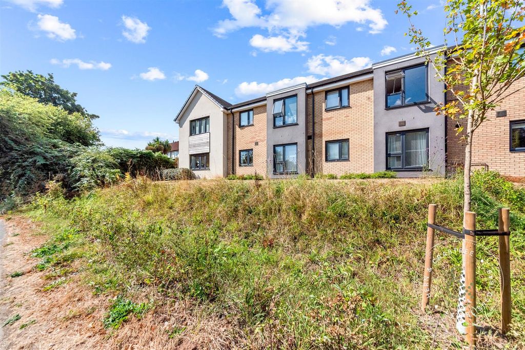 Property photo 2 of 20 Clos-Y-Gadwyn-18.Jpg