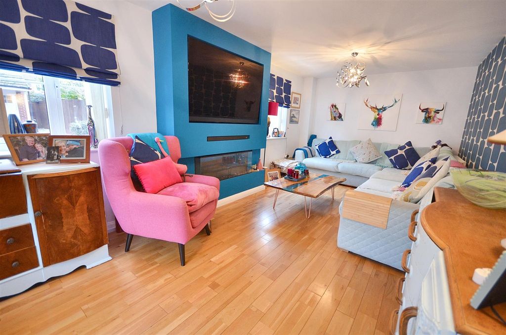 Property photo 3 of 18 Lounge