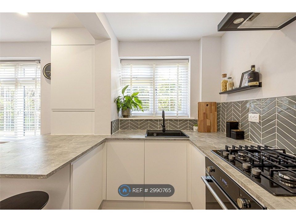 Property photo 2 of 7 Brand New Fitted Kitchen With Top-Spec Appliances