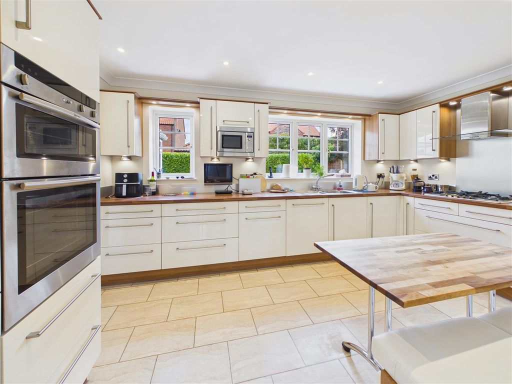 Property photo 2 of 15 Kitchen