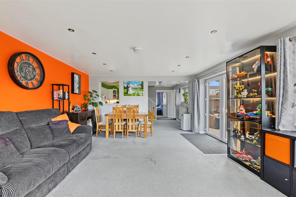 Property photo 2 of 21 Lounge