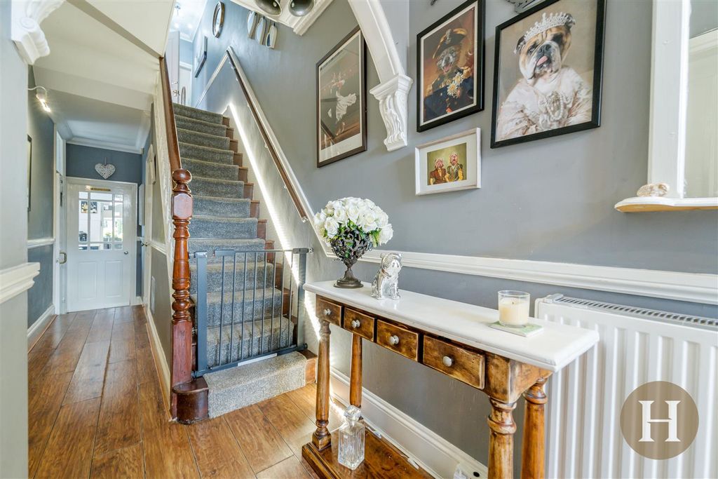 Property photo 2 of 76 Entrance Hall