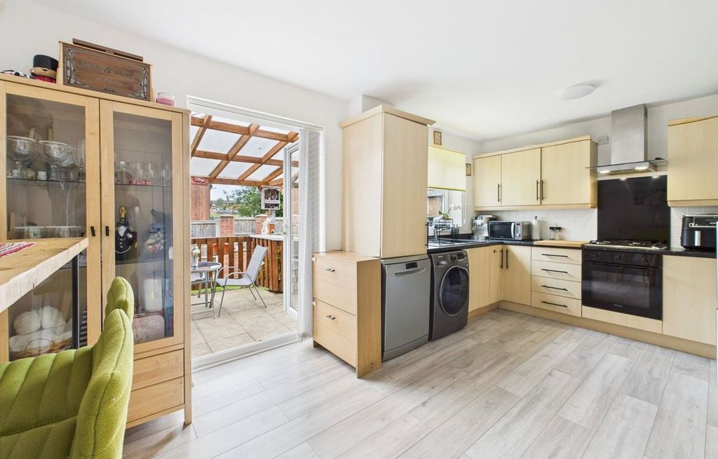 Property photo 3 of 21 Breakfast Kitchen