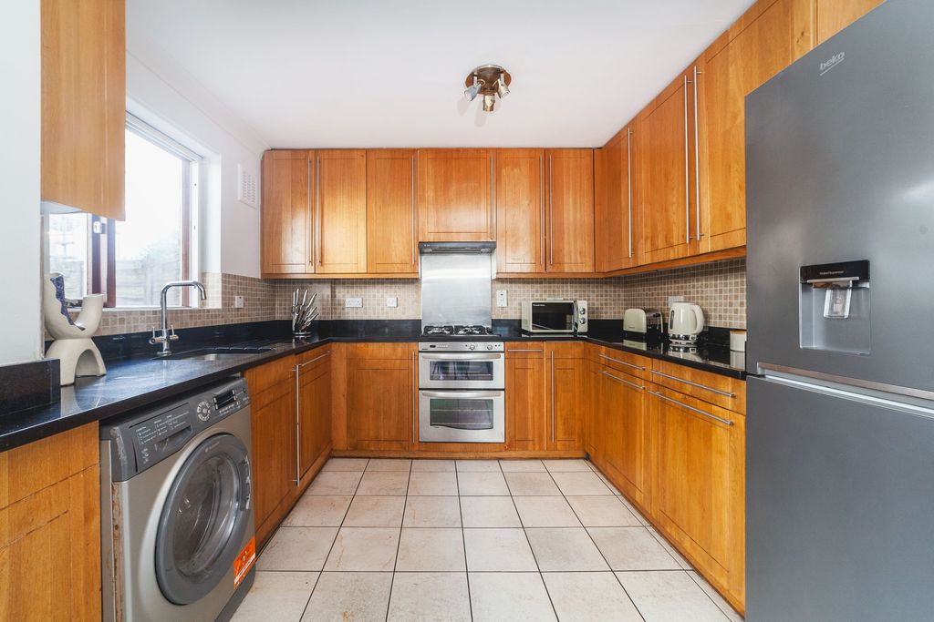 Property photo 2 of 28 Kitchen