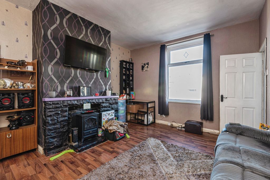 Property photo 3 of 13 Lounge