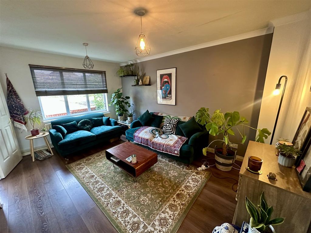 Property photo 2 of 11 Living Room