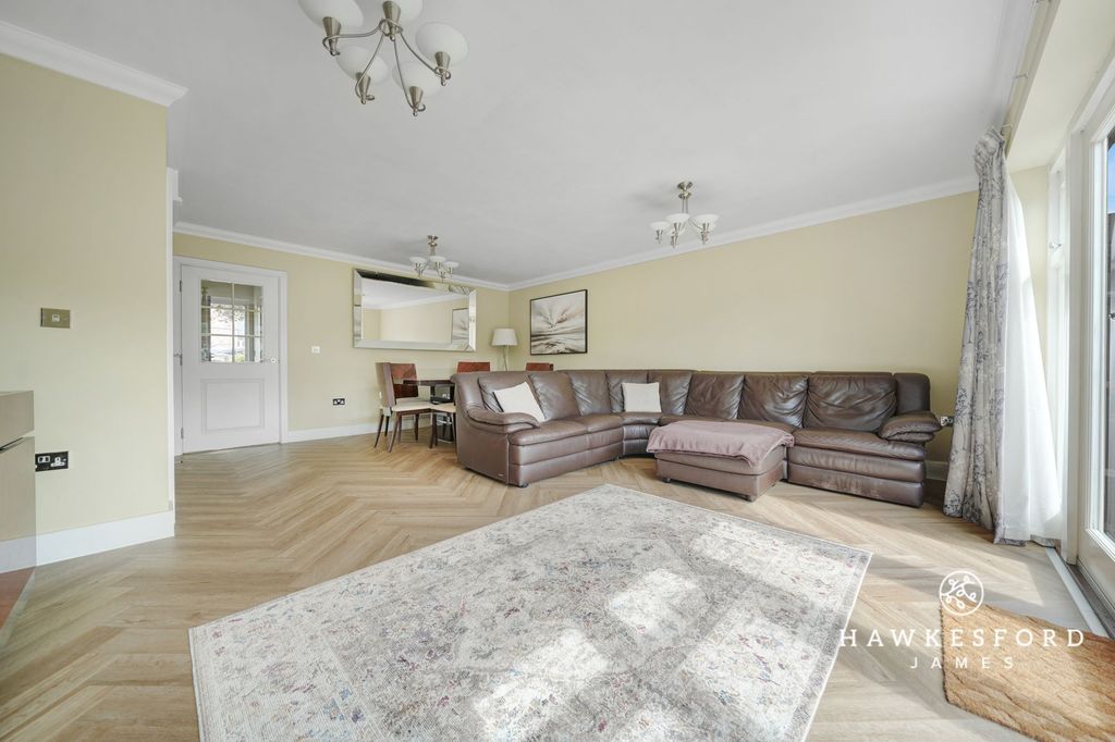 Property photo 2 of 21 St. Pauls Court, Lynsted - Lounge
