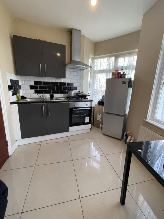 Property photo 1 of 8 Beautiful Studio Flat For Rent In Hounlsow East