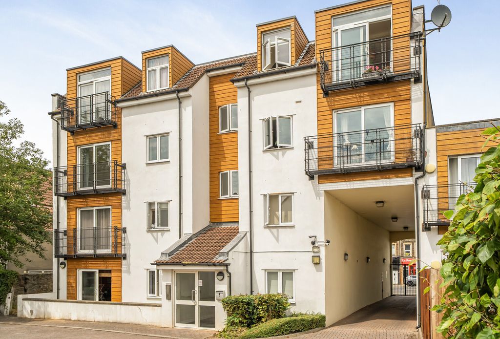 Property photo 1 of 20 1-6A68c2341B07F-1...