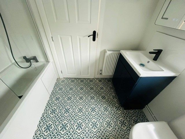 Property photo 3 of 9 Bathroom