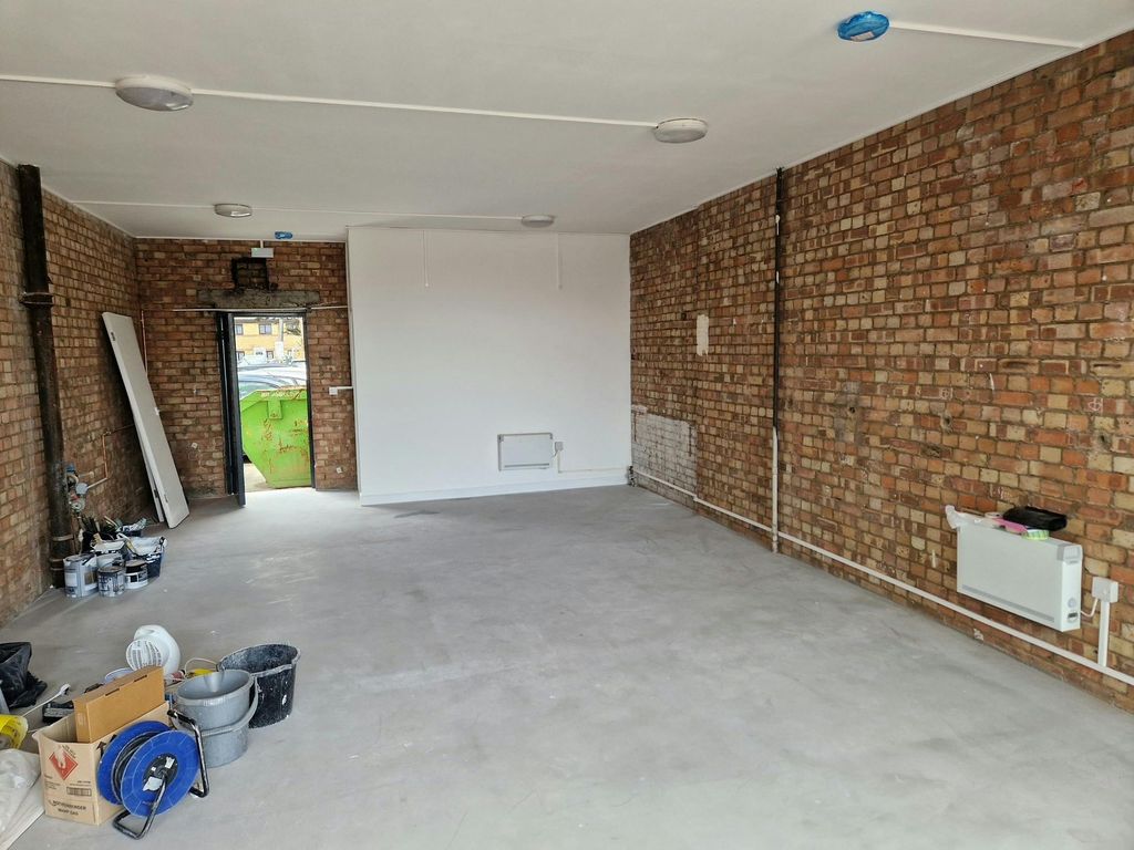 Property photo 1 of 2 Interior Godlen.Jpg