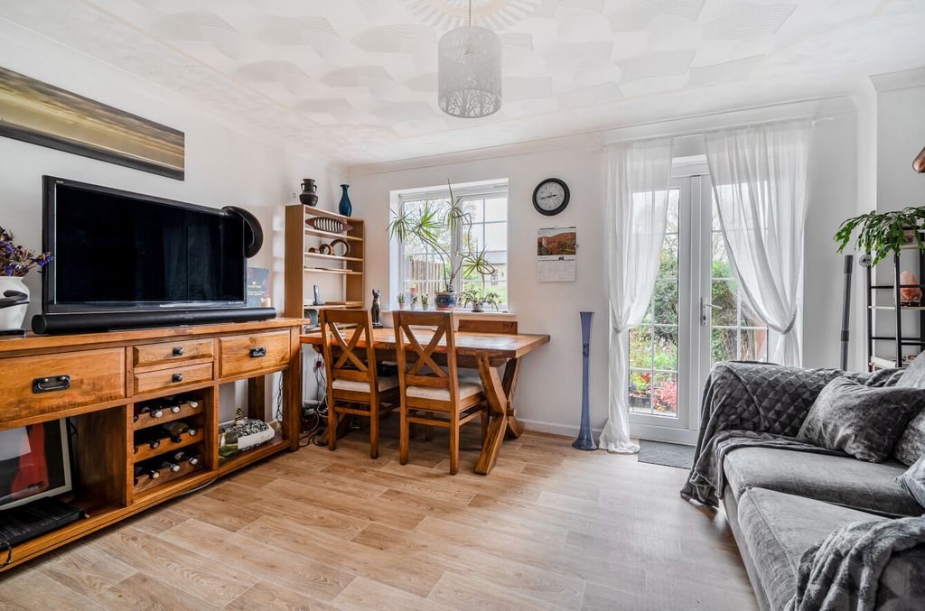 Property photo 3 of 11 1372059-11-68F8F8...