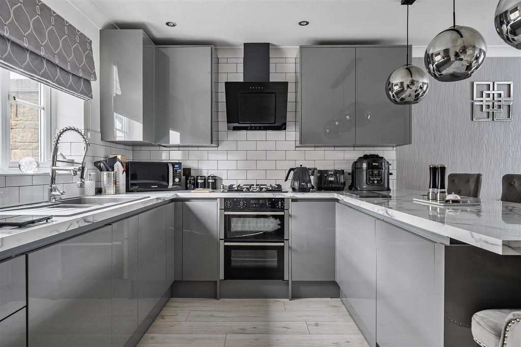 Property photo 3 of 21 1410587-15-698Da1d5901ce.Jpg